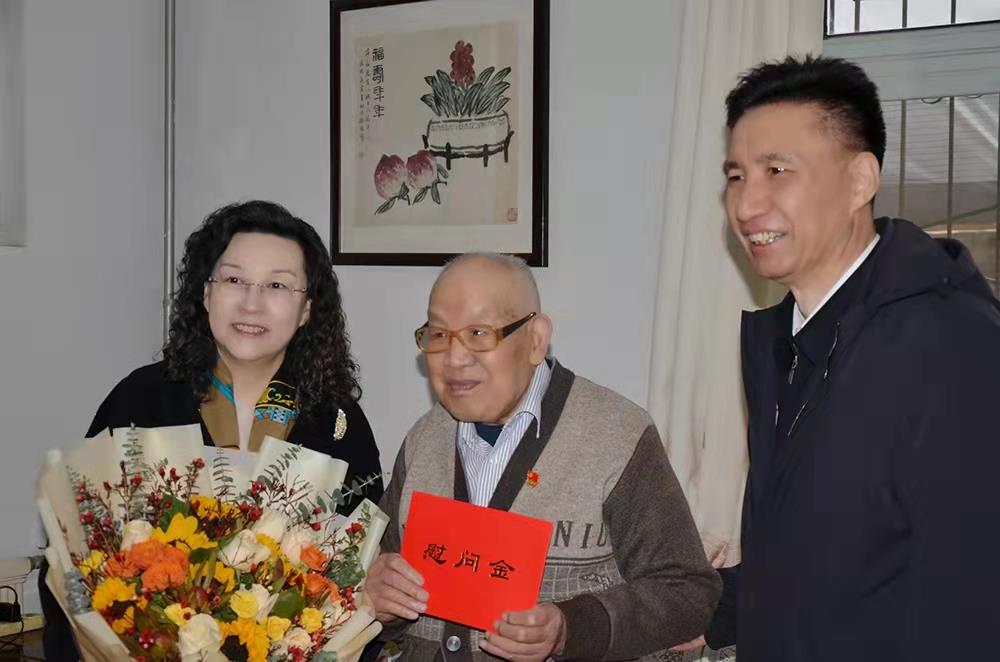 濟(jì)南產(chǎn)發(fā)集團(tuán)黨委副書記、總經(jīng)理黃蓓走訪慰問離休老干部、老黨員